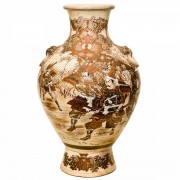 Large Satsuma Vase Depicting Samuari Fighting. Click for more information...