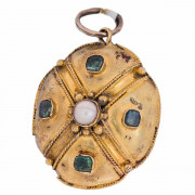 18ct Gold. 4 Emerald. 1 Pearl. Locket. Click for more information...